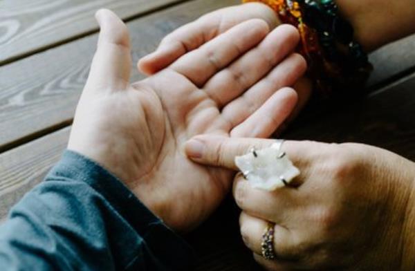 手相姻缘线的全面分析 婚姻线越长结婚越顺利