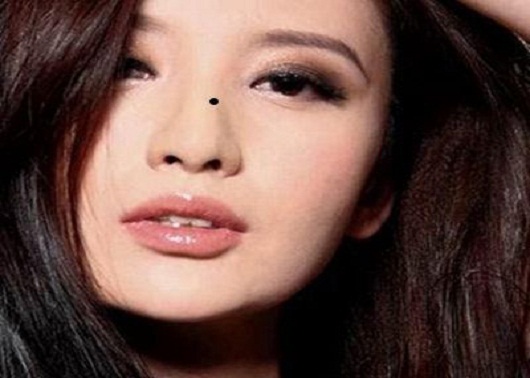 女孩胸口有痣的前世 胸前有痣的人忠贞专一